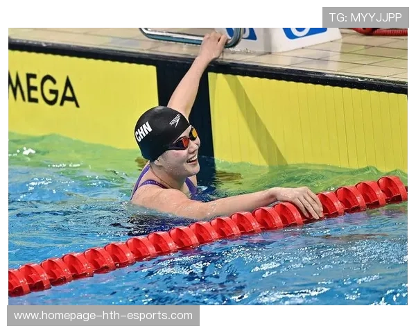 游泳自由泳转身如水中旋风：打破极限的技巧与心灵的畅快