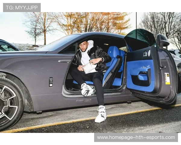 球员豪车秀恩爱，被球迷骂上热搜