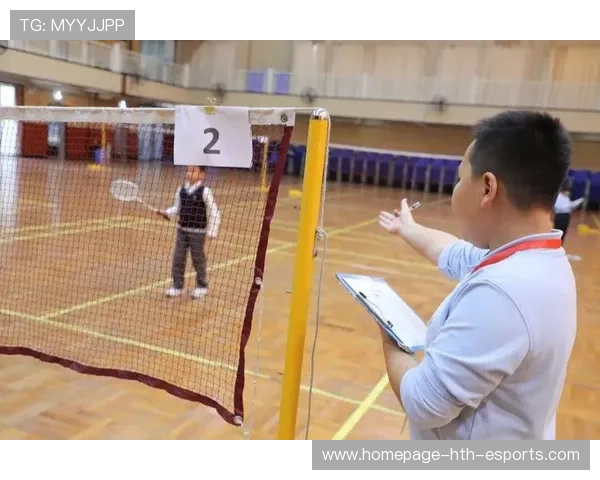 羽毛球少年把球打破了，裁判都懵