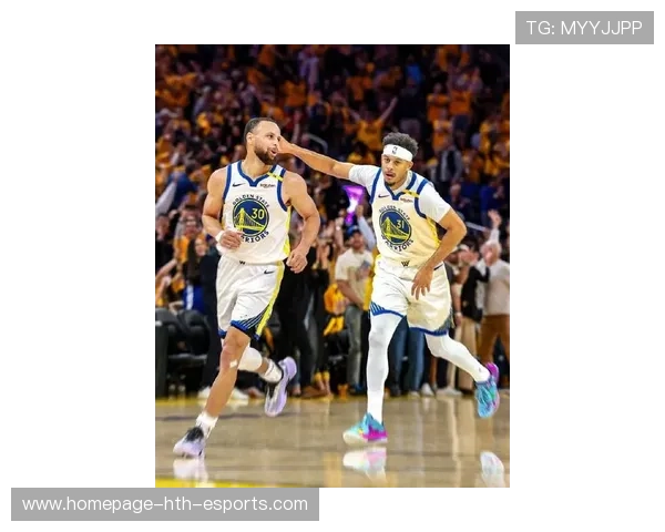 库里与新内线默契逐步建立 库里与新内线默契逐步建立